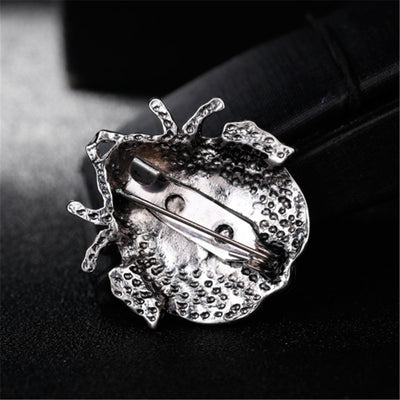 Broche Mariquita de Plata Antigua con Cristales de Siete Puntas - Accesorio Versátil Unisex - Image 5