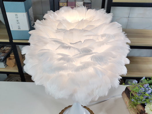 Lámpara de Mesa Nórdica con Plumas - Luz LED Táctil Regulable para Dormitorio y Sala de Estar - Image 17