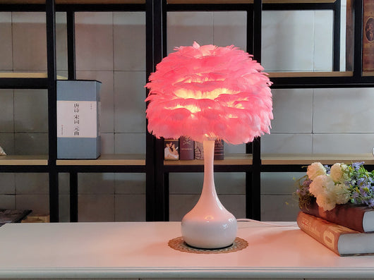 Lámpara de Mesa Nórdica con Plumas - Luz LED Táctil Regulable para Dormitorio y Sala de Estar - Image 6
