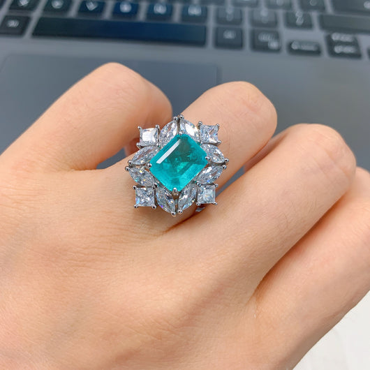 Anillo Paraíba y Esmeralda con Simulación de Diamantes
