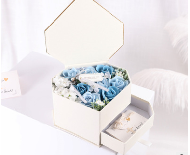 Caja de Regalo Flores de Jabón en Forma de Corazón Rojo para Novia - Image 8