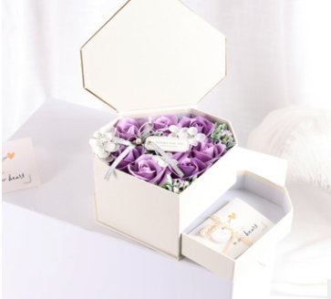 Caja de Regalo Flores de Jabón en Forma de Corazón Rojo para Novia - Image 10
