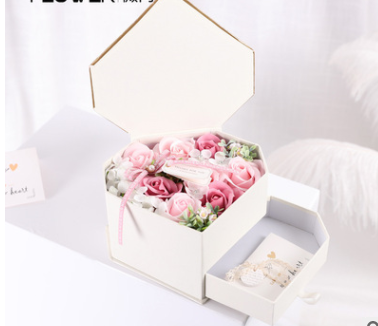 Caja de Regalo Flores de Jabón en Forma de Corazón Rojo para Novia - Image 5