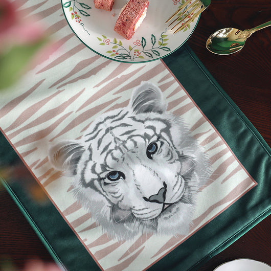 Camino de Mesa de Terciopelo con Borlas - Estampado Tigre Jungle Lujo Moderno - Image 6