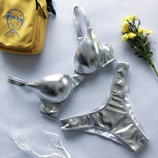 Bikini Dos Piezas Cuero Brillante con Fruncido - Traje de Baño Europeo Moderno - Image 8