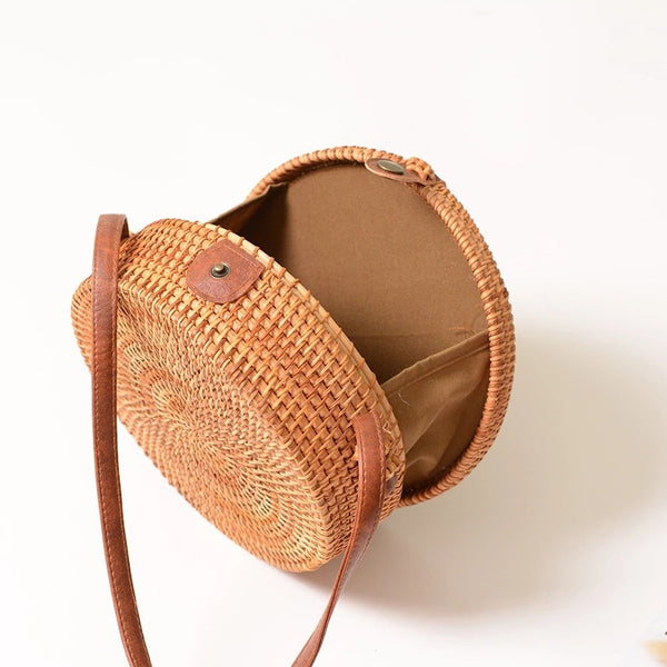 Bolsa Tejida Redonda con Solapa Diagonal de Una Sola Correa