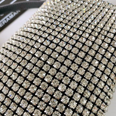 Bolsa Mensajera Cuadrada de Cuero con Diamantes y Cadena - Image 10