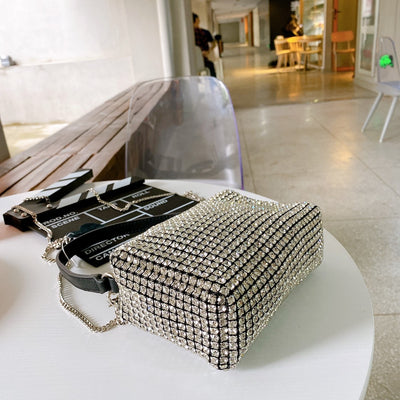 Bolsa Mensajera Cuadrada de Cuero con Diamantes y Cadena - Image 3