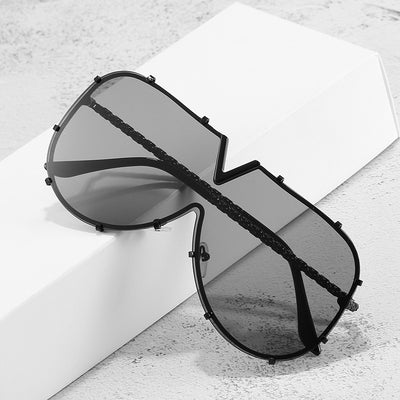 V-shaped one-piece lens frog sunglasses with a gold frame and gradient purple to pink lenses. - Image 12