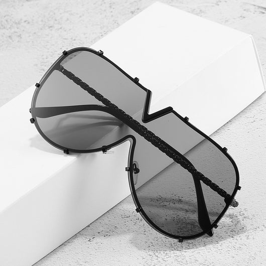 V-shaped one-piece lens frog sunglasses with a gold frame and gradient purple to pink lenses. - Image 12