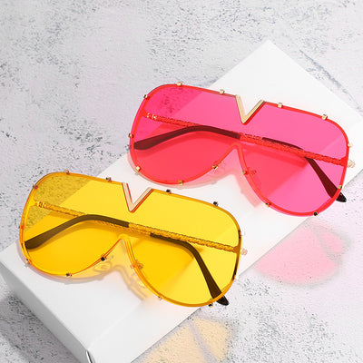 V-shaped one-piece lens frog sunglasses with a gold frame and gradient purple to pink lenses. - Image 16