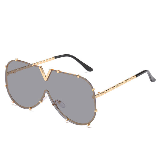 V-shaped one-piece lens frog sunglasses with a gold frame and gradient purple to pink lenses. - Image 2