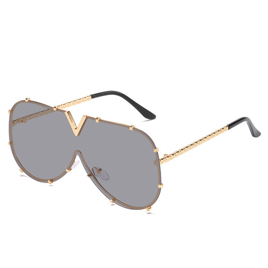 V-shaped one-piece lens frog sunglasses with a gold frame and gradient purple to pink lenses. - Image 2