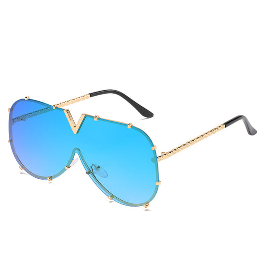 V-shaped one-piece lens frog sunglasses with a gold frame and gradient purple to pink lenses. - Image 5
