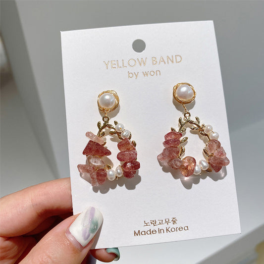 Aretes Elegantes de Perla y Cristal con Diseño de Hoja