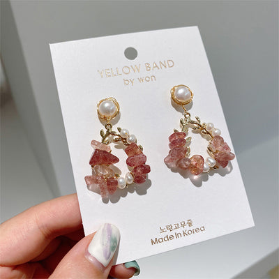 Aretes Elegantes de Perla y Cristal con Diseño de Hoja - Image 3