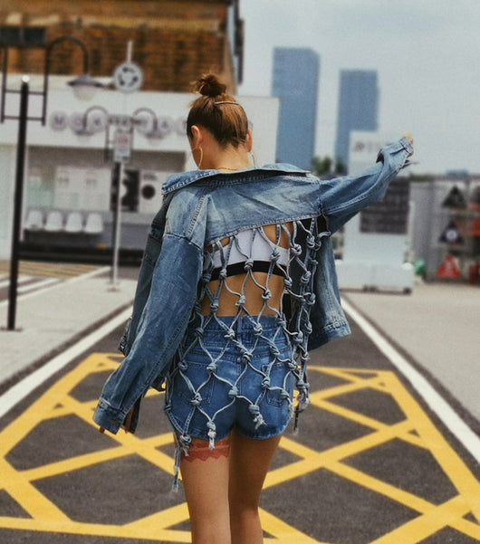 Chaqueta Denim Suelta con Espalda de Malla y Flecos - Image 4