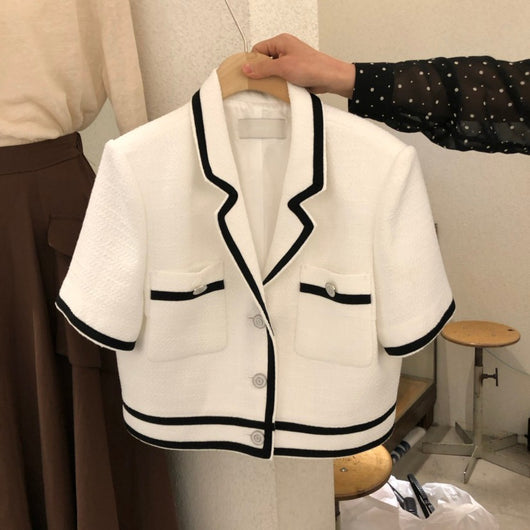 Blazer Corto Elegante con Botones y Detalle de Broche Decorativo - Image 10