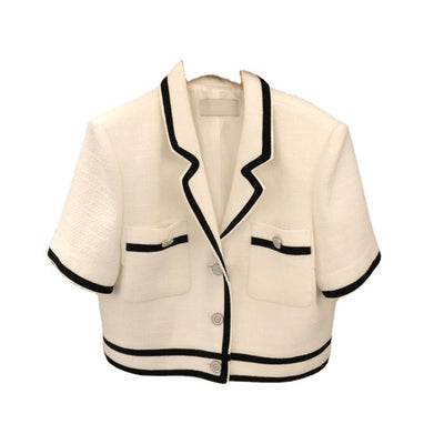 Blazer Corto Elegante con Botones y Detalle de Broche Decorativo - Image 9