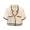 Blazer Corto Elegante con Botones y Detalle de Broche Decorativo