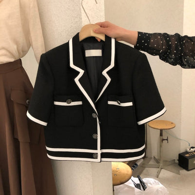 Blazer Corto Elegante con Botones y Detalle de Broche Decorativo - Image 2