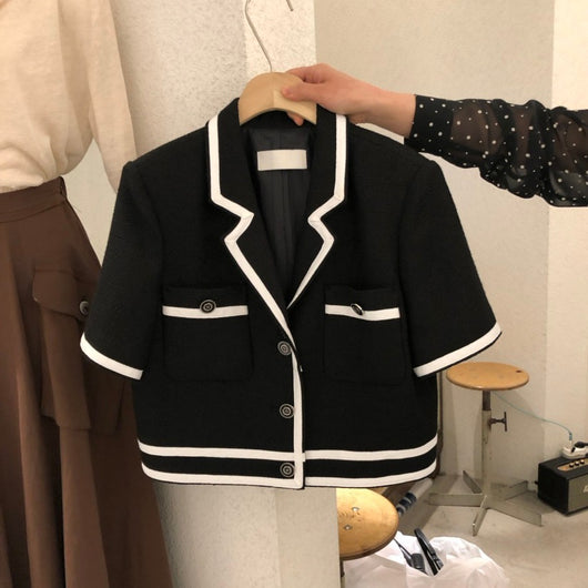 Blazer Corto Elegante con Botones y Detalle de Broche Decorativo - Image 2