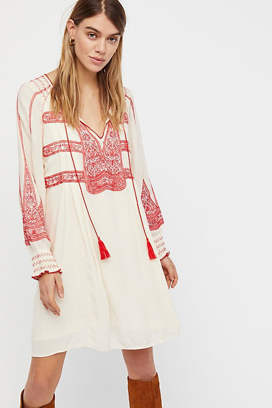 Vestido Elegante Miya con Escote V y Detalles Bordados - Image 5