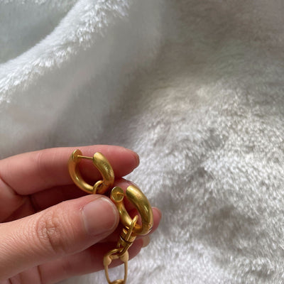 Aretes Retro Dorados en Forma de Clip Metálico - Image 4