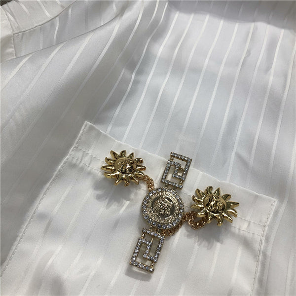 Blusa Blanca con Rayas y Logo Dorado en Acetato Imitación