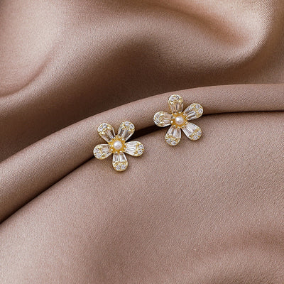 Aretes de Flor con Perla de Circón y Cinco Pétalos - Image 6