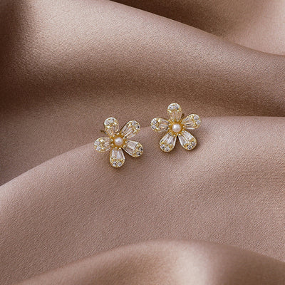 Aretes de Flor con Perla de Circón y Cinco Pétalos - Image 8