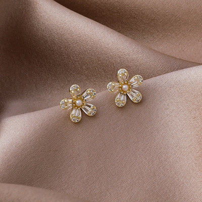 Aretes de Flor con Perla de Circón y Cinco Pétalos - Image 4