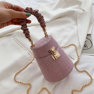 Bolso Bucket Plegable con Cadena - Bolsa Mensajero Elegante para Mujer - Image 2