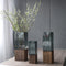 Jarrón de Cristal Transparente con Base de Madera - Arreglo Floral Moderno