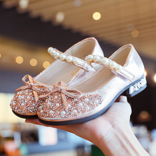 Silver glitter princess shoes for girls with rhinestone and pearl embellishments, a pearl-decorated strap, and a small heel. - Image 2