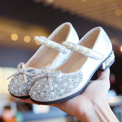 Silver glitter princess shoes for girls with rhinestone and pearl embellishments, a pearl-decorated strap, and a small heel. - Image 3