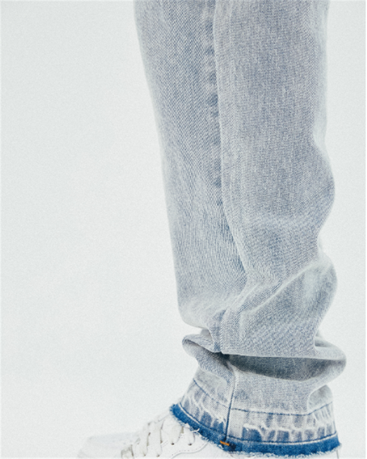Jeans Rectos Azul Lavado con Bordes Deshilachados y Detalles Bordados - Image 10