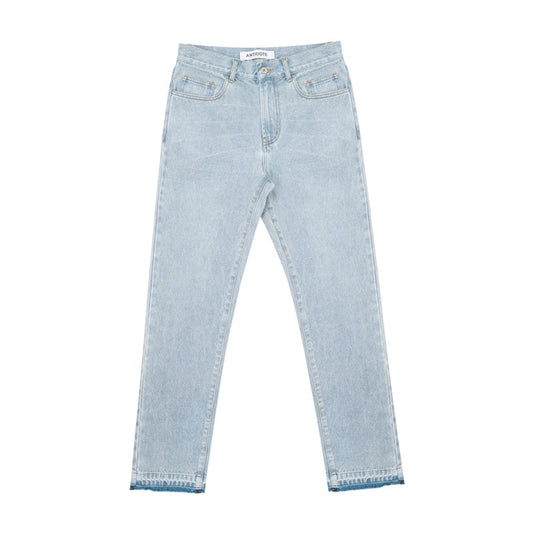 Jeans Rectos Azul Lavado con Bordes Deshilachados y Detalles Bordados