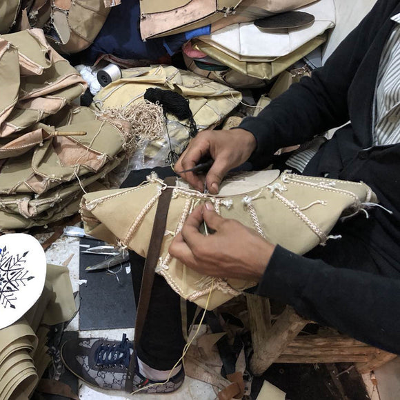 Futon Marroquí de Cuero Genuino con Bordado Artesanal en Piel de Oveja
