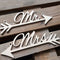 Letrero Decorativo de Madera Mr & Mrs con Flecha - Adorno Rústico para Bodas