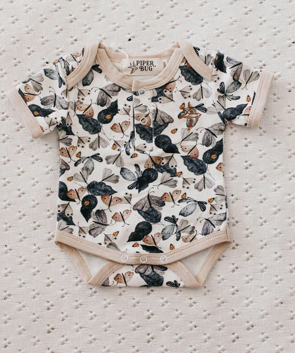 Romper Corto Piper Series con Mangas Cortas - Comodidad y Estilo