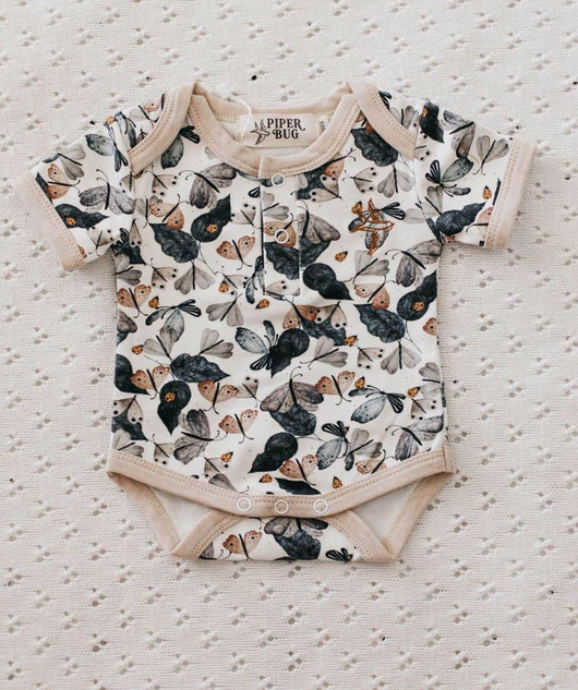 Romper Corto Piper Series con Mangas Cortas - Comodidad y Estilo