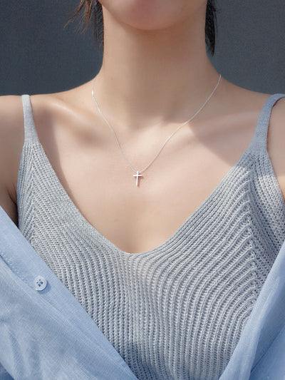 Collar con Cruz Minimalista para Mujer - Image 7