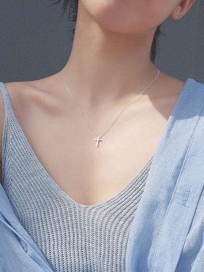 Collar con Cruz Minimalista para Mujer - Image 4