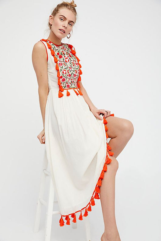Vestido Bohemio sin Mangas con Bordado Floral y Flecos - Image 16