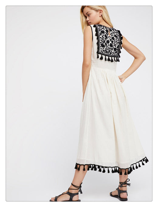 Vestido Bohemio sin Mangas con Bordado Floral y Flecos - Image 2