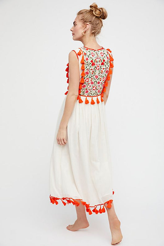 Vestido Bohemio sin Mangas con Bordado Floral y Flecos - Image 3