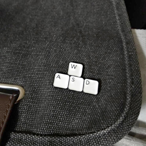 Pin Broche Anime Japonés y Coreano - Botón Teclado Alloy Drip