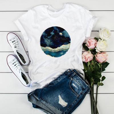 Playera Mujer Estampado Girasol y Cámara Manga Corta Cuello Redondo - Image 4