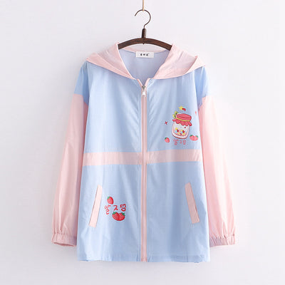 Chamarra Hoodie Estilo Universitario con Estampado de Fresas y Protección Solar - Image 3